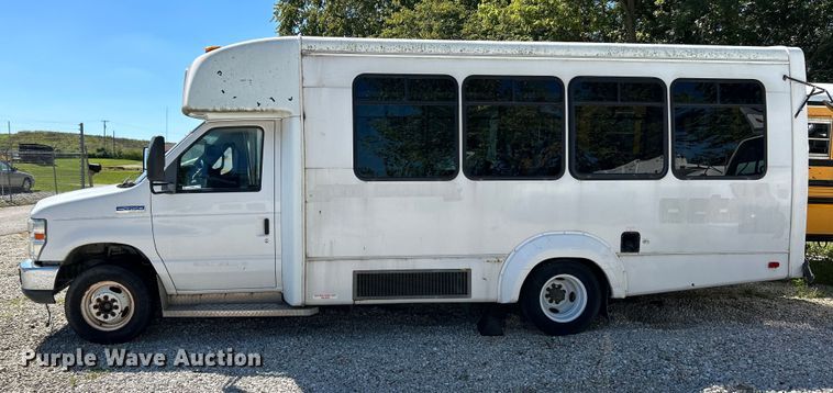 image for item NL9604 2009 Ford E450 Super Duty  shuttle bus