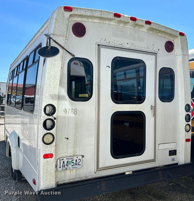 image for item NL9604 2009 Ford E450 Super Duty  shuttle bus