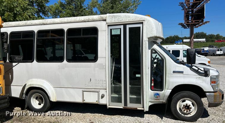 image for item NL9604 2009 Ford E450 Super Duty  shuttle bus