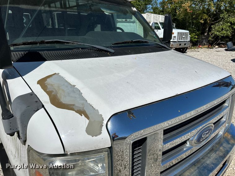 image for item NL9604 2009 Ford E450 Super Duty  shuttle bus