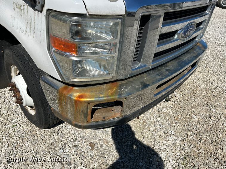 image for item NL9604 2009 Ford E450 Super Duty  shuttle bus