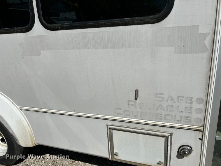 image for item NL9604 2009 Ford E450 Super Duty  shuttle bus