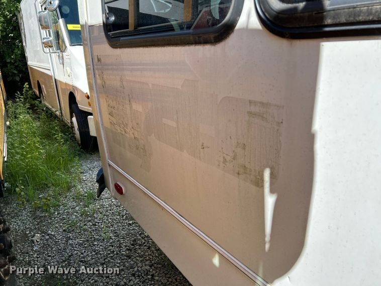 image for item NL9604 2009 Ford E450 Super Duty  shuttle bus