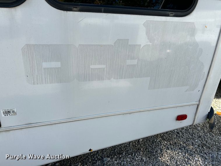 image for item NL9604 2009 Ford E450 Super Duty  shuttle bus