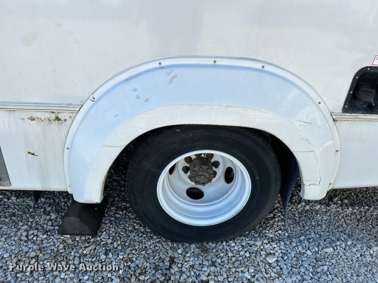 image for item NL9604 2009 Ford E450 Super Duty  shuttle bus