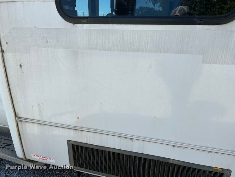 image for item NL9604 2009 Ford E450 Super Duty  shuttle bus