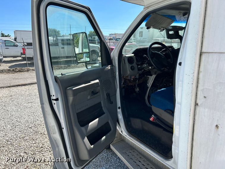 image for item NL9604 2009 Ford E450 Super Duty  shuttle bus