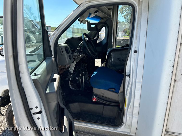 image for item NL9604 2009 Ford E450 Super Duty  shuttle bus