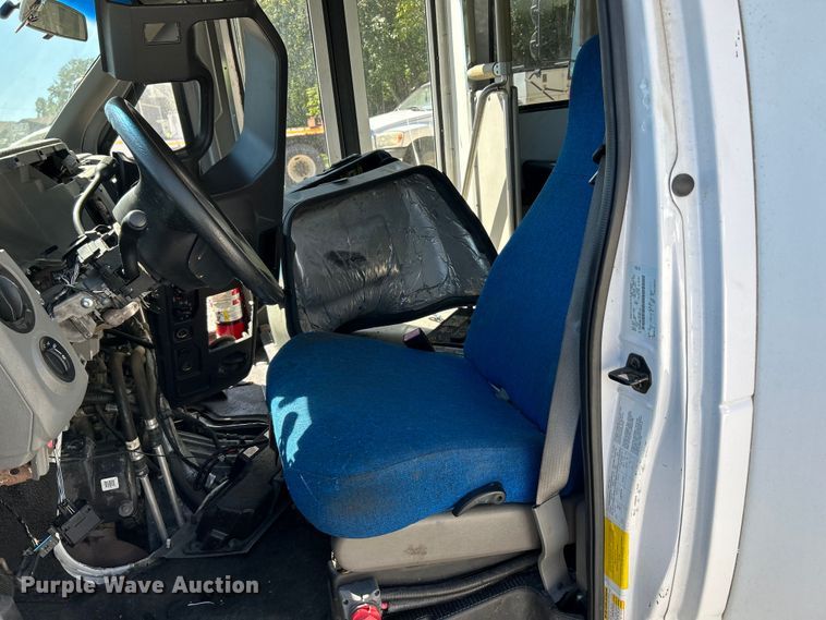 image for item NL9604 2009 Ford E450 Super Duty  shuttle bus