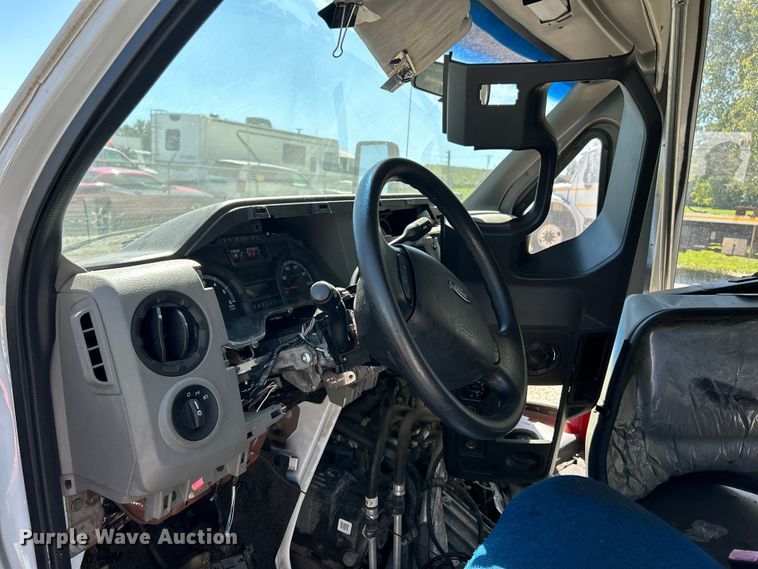 image for item NL9604 2009 Ford E450 Super Duty  shuttle bus