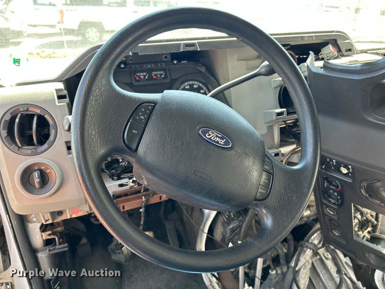 image for item NL9604 2009 Ford E450 Super Duty  shuttle bus