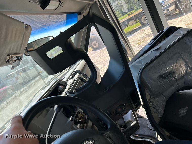 image for item NL9604 2009 Ford E450 Super Duty  shuttle bus