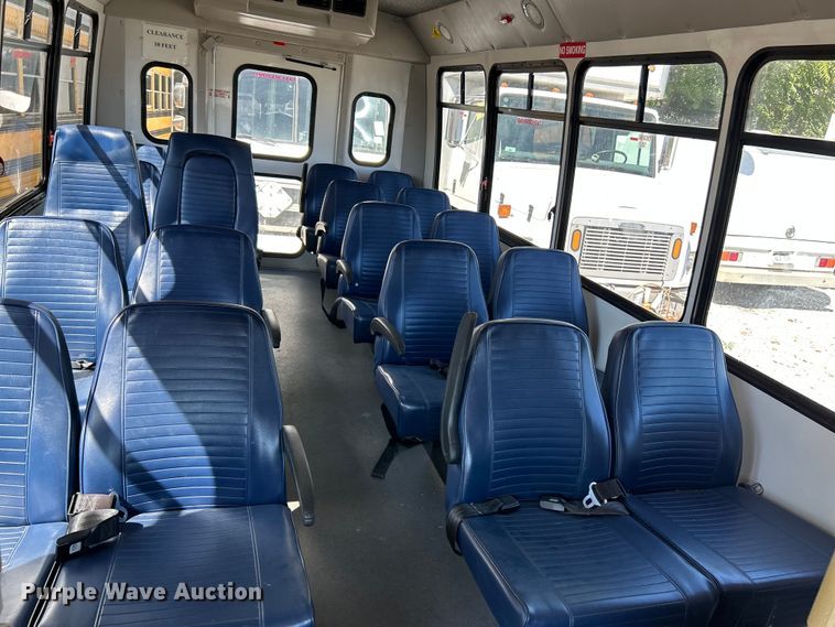 image for item NL9604 2009 Ford E450 Super Duty  shuttle bus