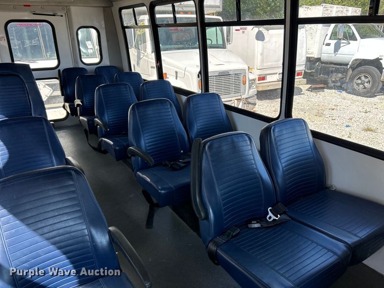 image for item NL9604 2009 Ford E450 Super Duty  shuttle bus