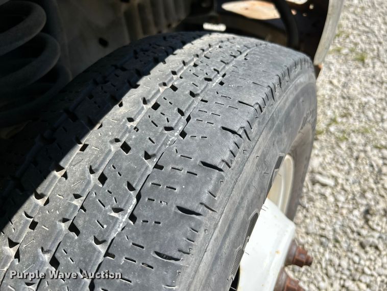 image for item NL9604 2009 Ford E450 Super Duty  shuttle bus