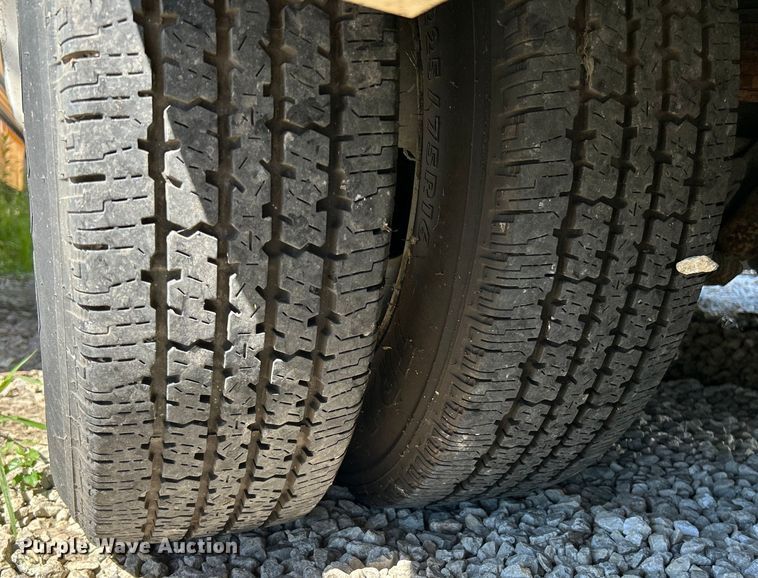 image for item NL9604 2009 Ford E450 Super Duty  shuttle bus