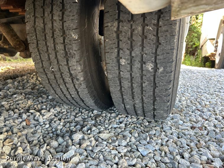 image for item NL9604 2009 Ford E450 Super Duty  shuttle bus