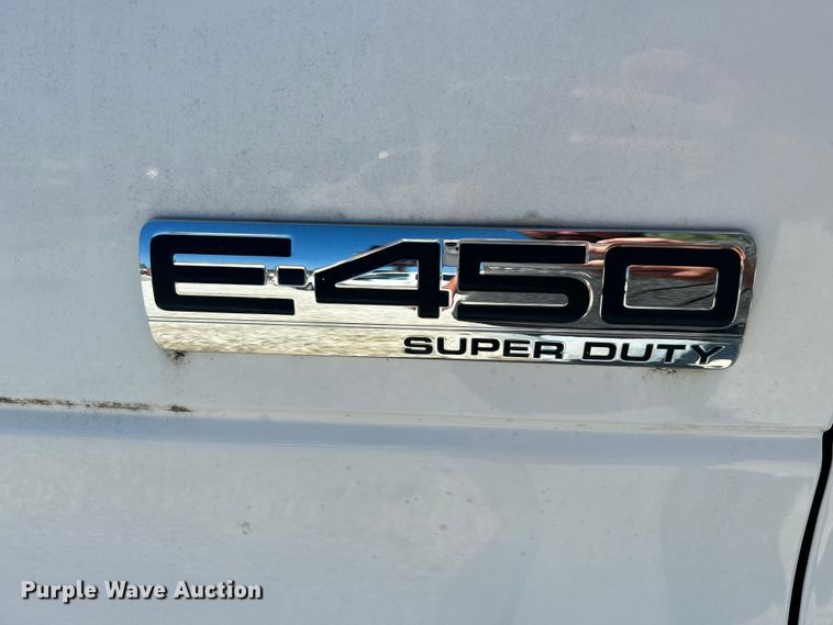 image for item NL9604 2009 Ford E450 Super Duty  shuttle bus