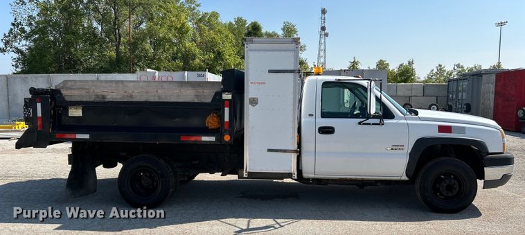 image for item NL9622 2005 Chevrolet Silverado 3500  dump bed pickup truck