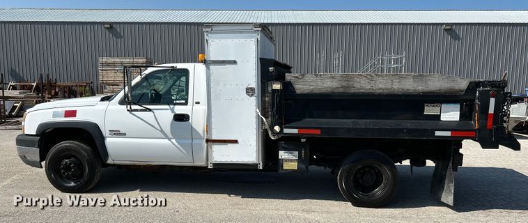 image for item NL9622 2005 Chevrolet Silverado 3500  dump bed pickup truck