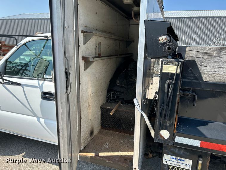 image for item NL9622 2005 Chevrolet Silverado 3500  dump bed pickup truck