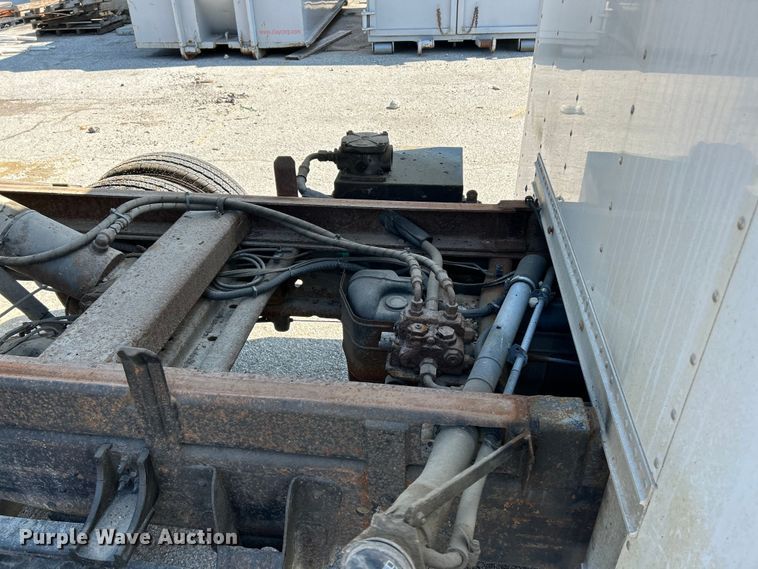 image for item NL9622 2005 Chevrolet Silverado 3500  dump bed pickup truck