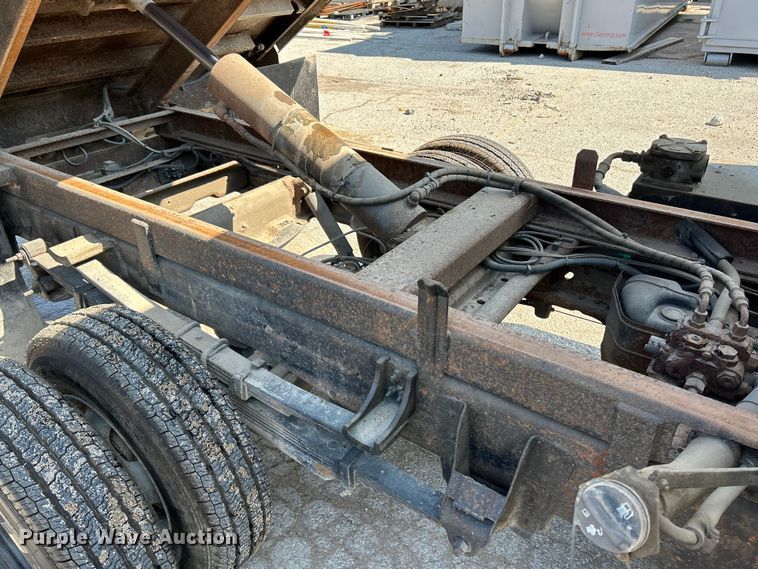image for item NL9622 2005 Chevrolet Silverado 3500  dump bed pickup truck