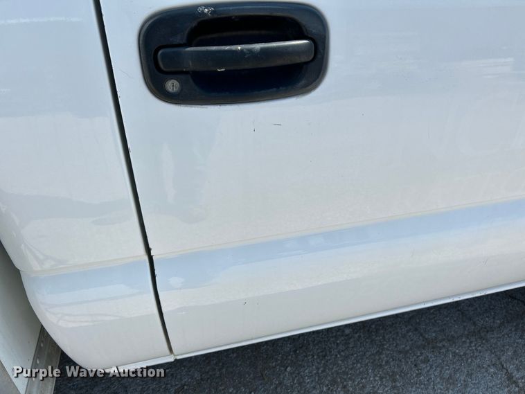 image for item NL9622 2005 Chevrolet Silverado 3500  dump bed pickup truck