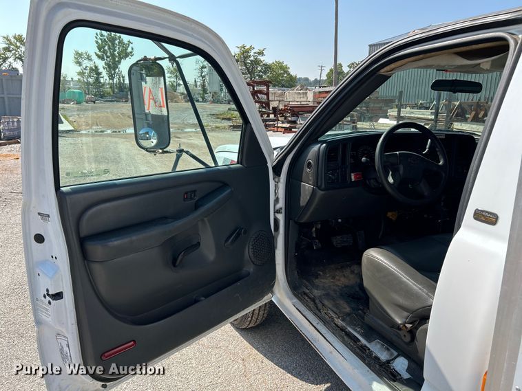 image for item NL9622 2005 Chevrolet Silverado 3500  dump bed pickup truck