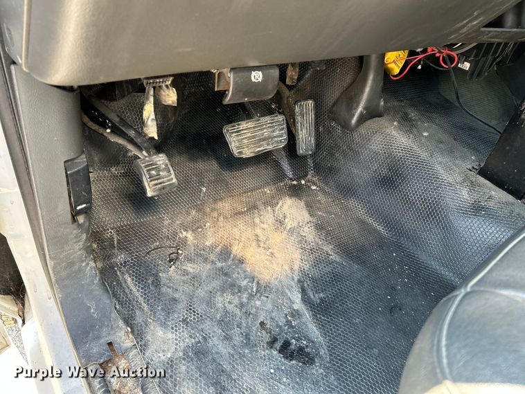 image for item NL9622 2005 Chevrolet Silverado 3500  dump bed pickup truck