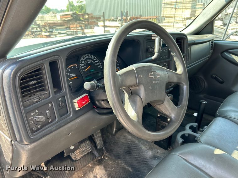 image for item NL9622 2005 Chevrolet Silverado 3500  dump bed pickup truck