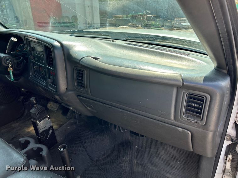 image for item NL9622 2005 Chevrolet Silverado 3500  dump bed pickup truck