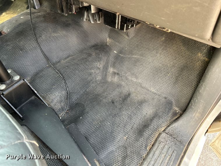 image for item NL9622 2005 Chevrolet Silverado 3500  dump bed pickup truck