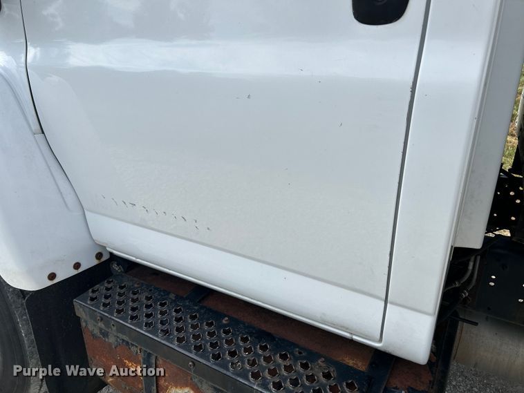 image for item NL9656 2004 Chevrolet C6500 box truck