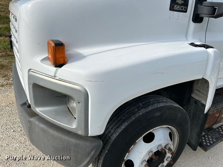image for item NL9656 2004 Chevrolet C6500 box truck