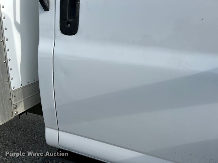 image for item NL9656 2004 Chevrolet C6500 box truck