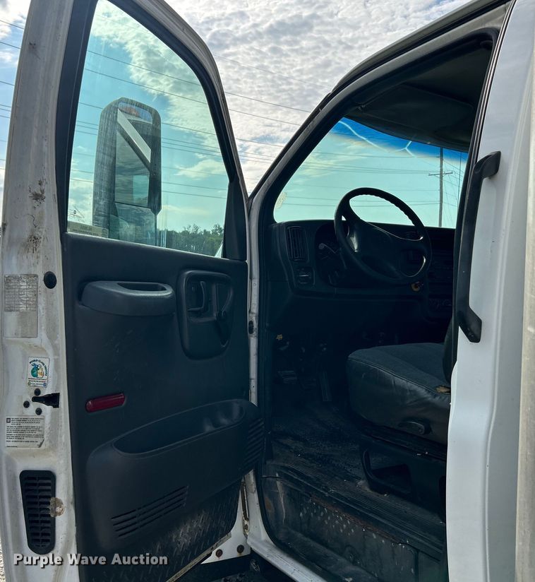 image for item NL9656 2004 Chevrolet C6500 box truck