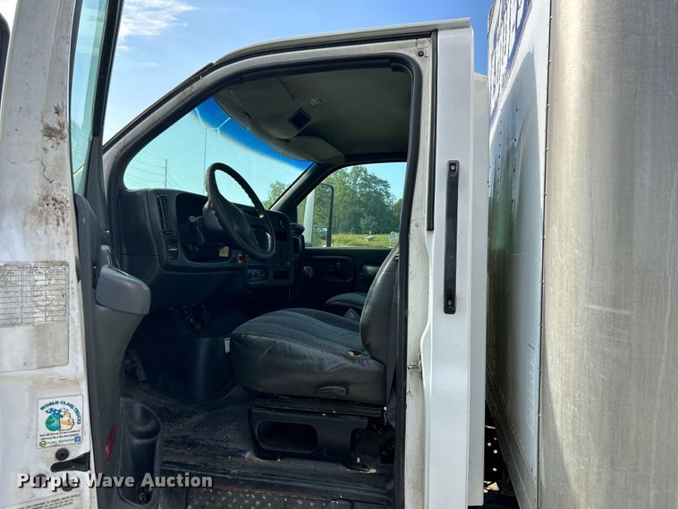 image for item NL9656 2004 Chevrolet C6500 box truck