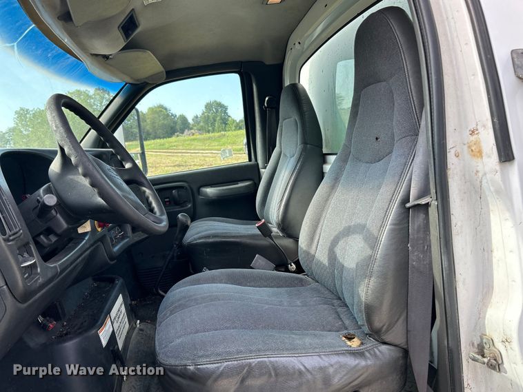 image for item NL9656 2004 Chevrolet C6500 box truck