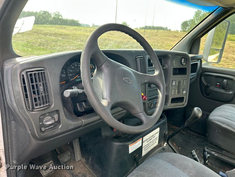 image for item NL9656 2004 Chevrolet C6500 box truck