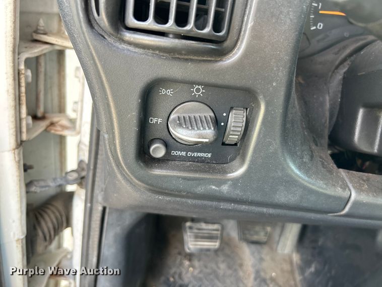 image for item NL9656 2004 Chevrolet C6500 box truck