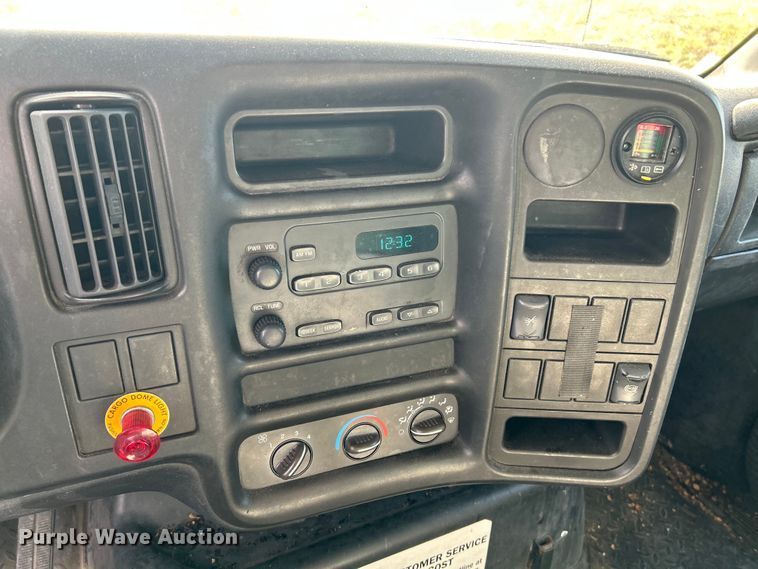 image for item NL9656 2004 Chevrolet C6500 box truck