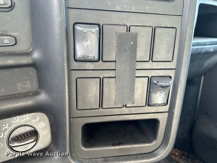 image for item NL9656 2004 Chevrolet C6500 box truck