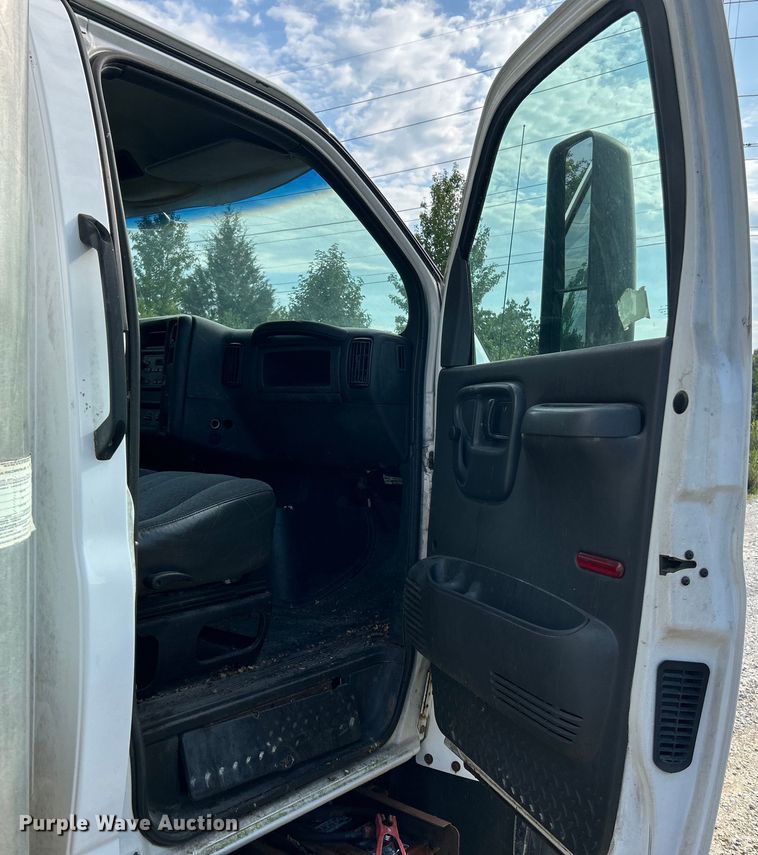 image for item NL9656 2004 Chevrolet C6500 box truck