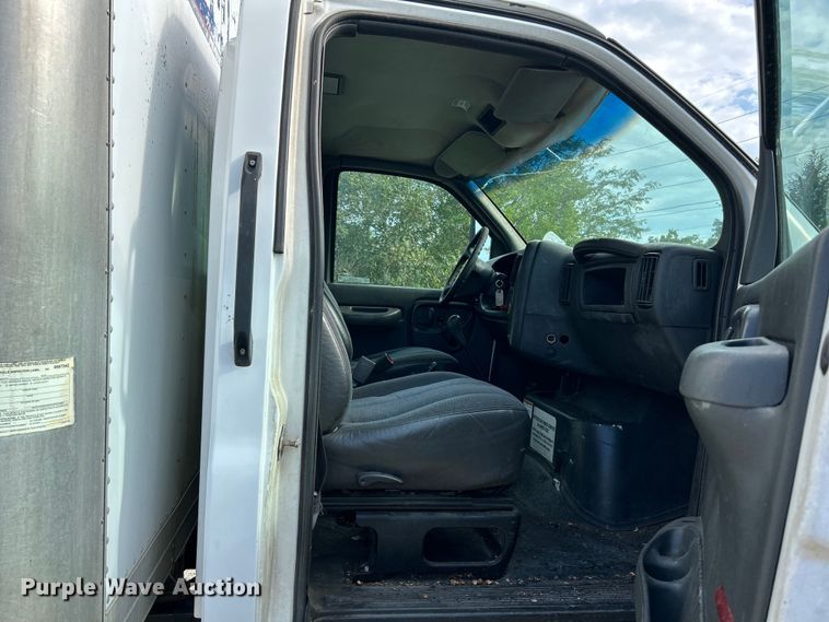 image for item NL9656 2004 Chevrolet C6500 box truck