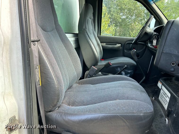 image for item NL9656 2004 Chevrolet C6500 box truck