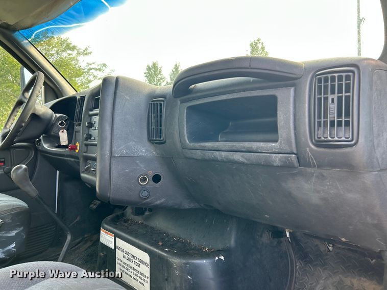 image for item NL9656 2004 Chevrolet C6500 box truck