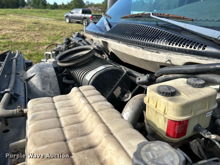 image for item NL9656 2004 Chevrolet C6500 box truck