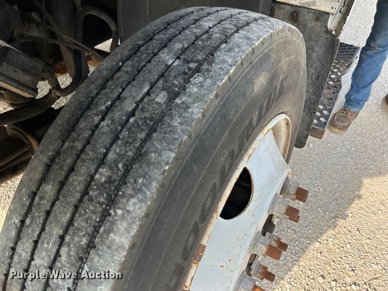 image for item NL9656 2004 Chevrolet C6500 box truck