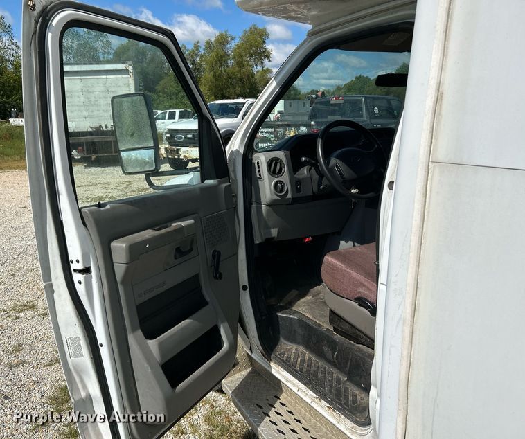 image for item NL9658 2010 Ford E450 shuttle bus
